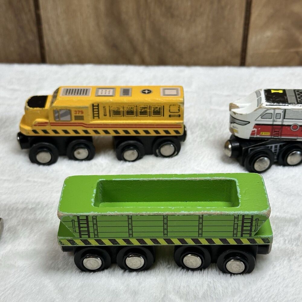 Maison Joseph Battat Yellow Wooden Engine Magnetic Thomas Train Car #379 - Picture 8 of 12